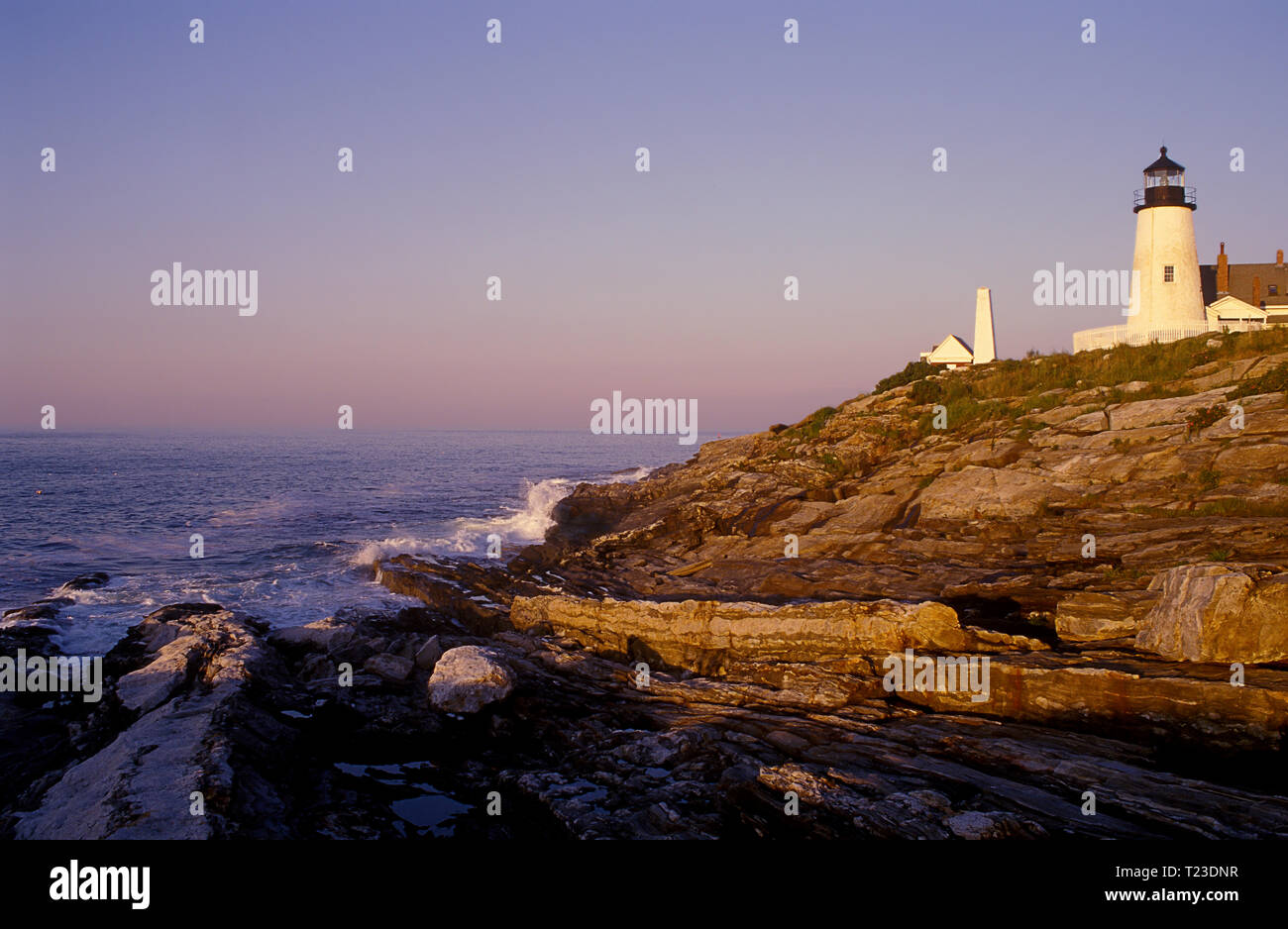 Sunrise di buon mattino da Pemaquid lighthouse nel Maine. È una famosa attrazione per la sua unica geologico formazioni di roccia. Foto Stock