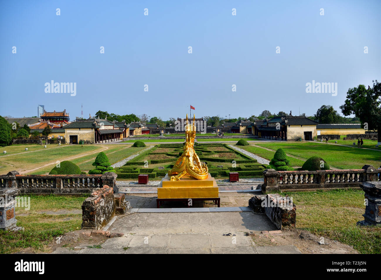 Golden Dragon in città imperiale, tonalità, Vietnam. Royal Palace in background. Foto Stock