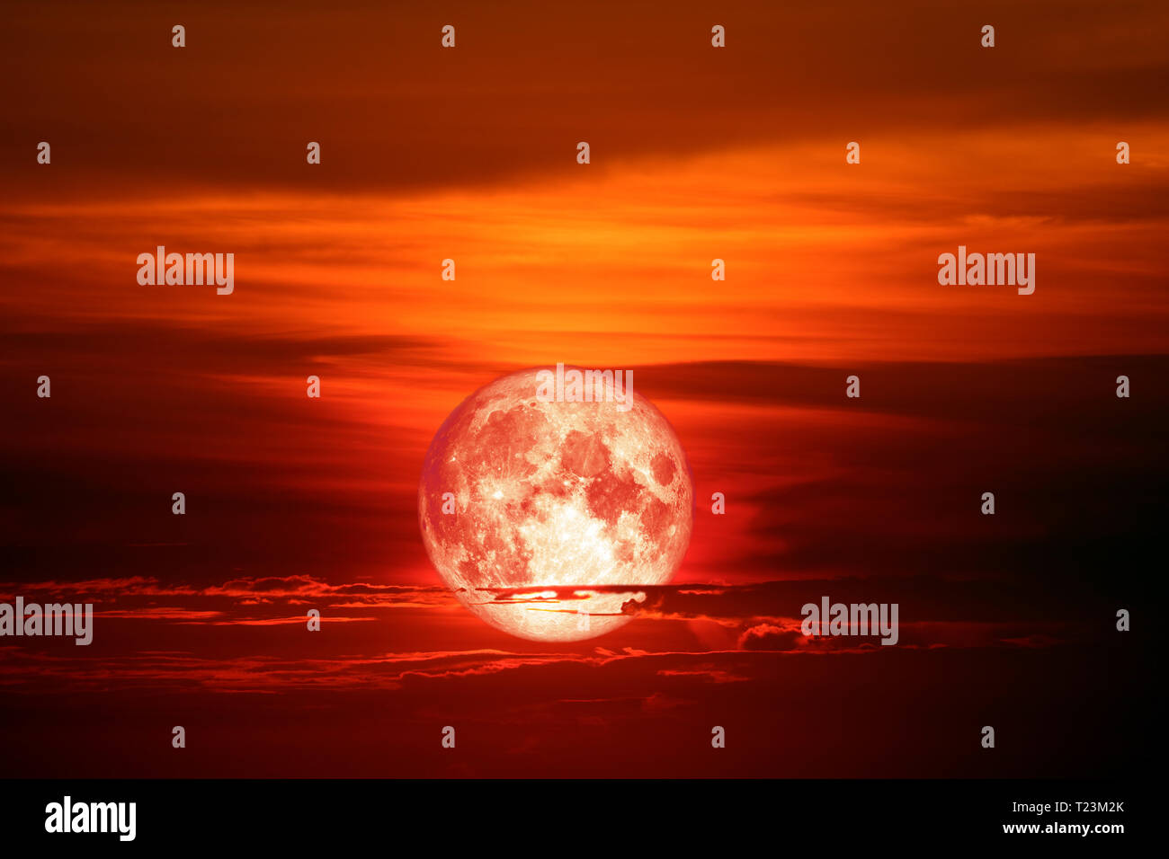 Luna di natale indietro heap rosso cloud cielo notturno, gli elementi di questa immagine fornita dalla NASA Foto Stock Luna di natale indietro heap rosso cloud cielo notturno, gli elementi di questa immagine fornita dalla NASA Foto Stock