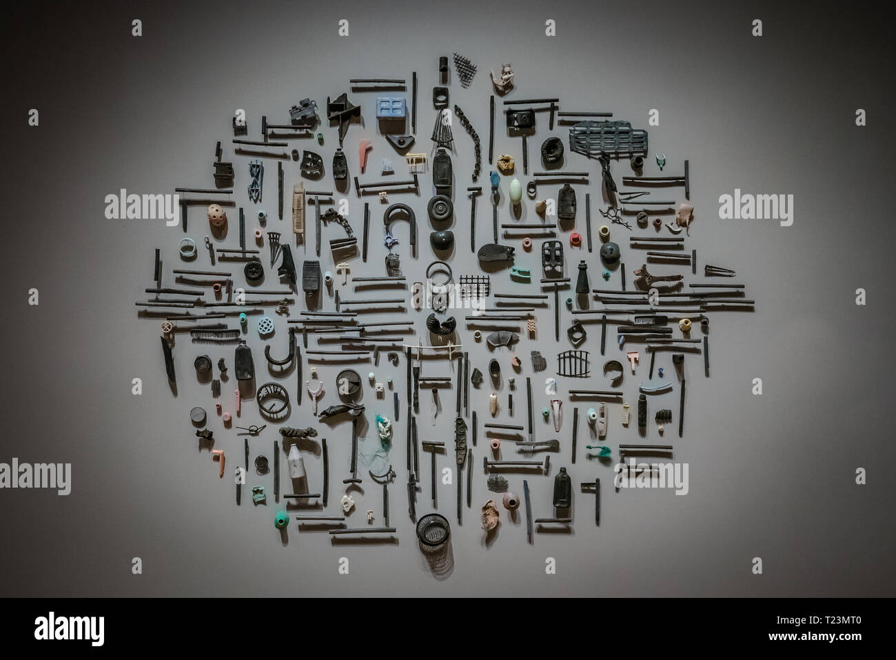 Visualizzazione di plastica che trovano nell'oceano worldwid da pam longobardi per raffigurare danni umani per la natura Foto Stock