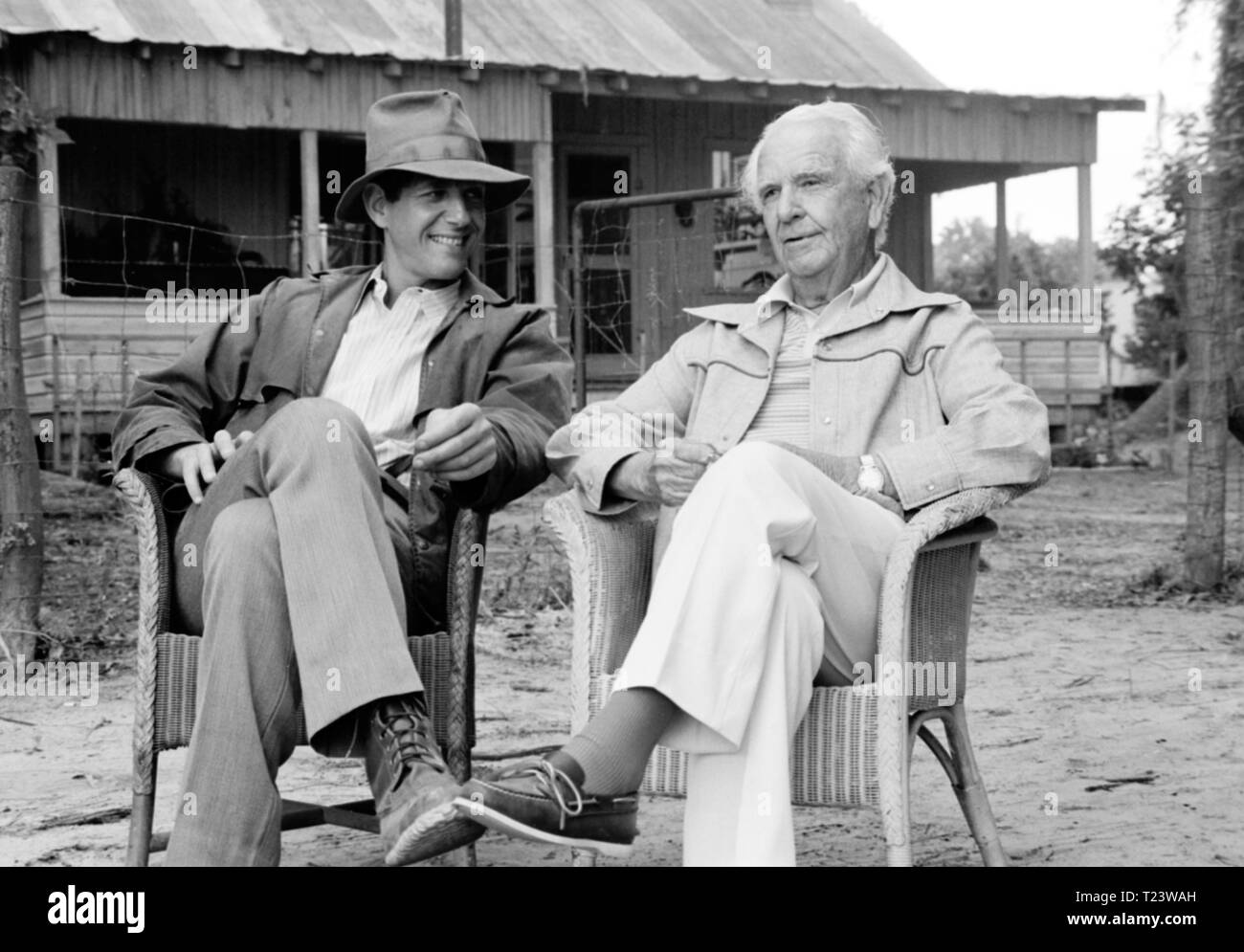 Cross Creek (1983) Peter Coyote che interpreta la parte di Norton Baskin con Norton Baskin (marito del reale di Marjorie Kinnan Rawlings, giocato da Mary Steenburgen nel film) Data: 1983 Foto Stock