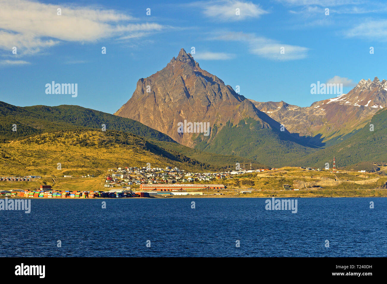 Ushuaia, la città più meridionale del mondo, il Canale di Beagle e la cordigliera delle Ande che si eleva al di sopra, Ushuaia, Tierra del Fuego, Argentina Foto Stock