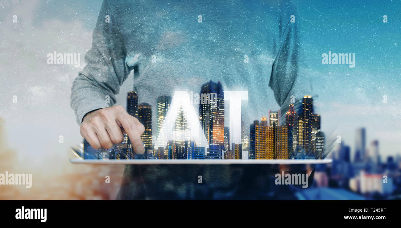 Intelligenza artificiale tecnologia, un uomo con tavoletta digitale, con edifici moderni ologramma e A.I. Foto Stock