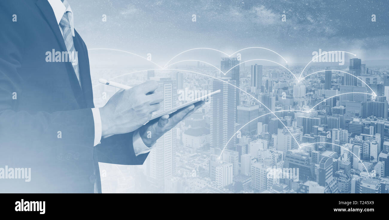 Business Network, blockchain tecnologia e connessione a internet. Imprenditore lavora su tavoletta digitale e la connettività di rete della città Foto Stock