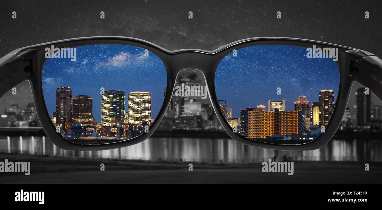 Guardando attraverso occhiali per la città di notte. Daltonismo occhiali, Smart glass technology Foto Stock