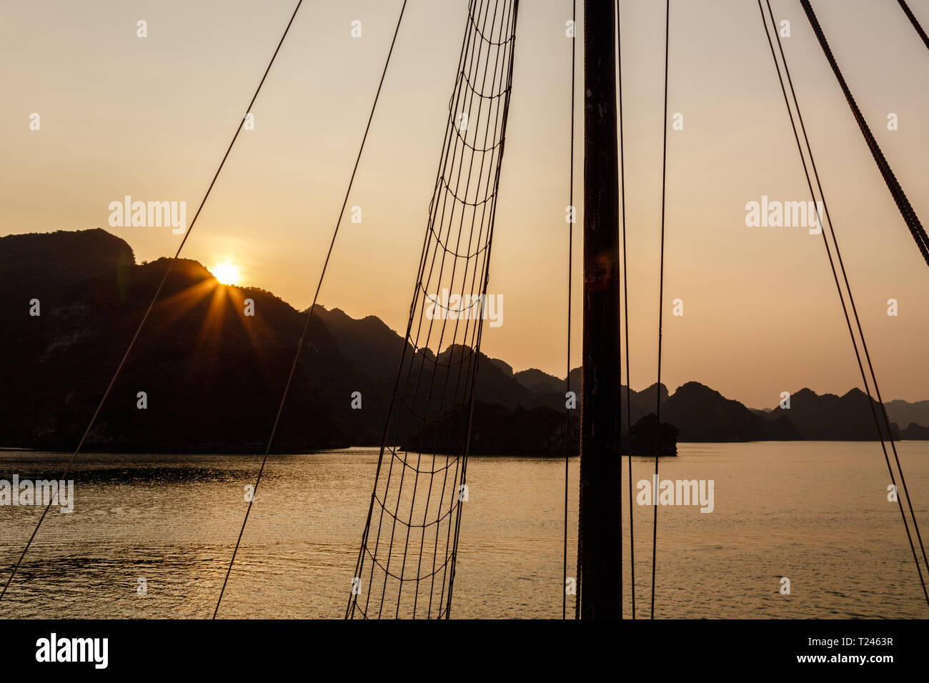 Baia di Halong (la baia di Ha Long) in Vietnam. L'orario del tramonto. Foto Stock