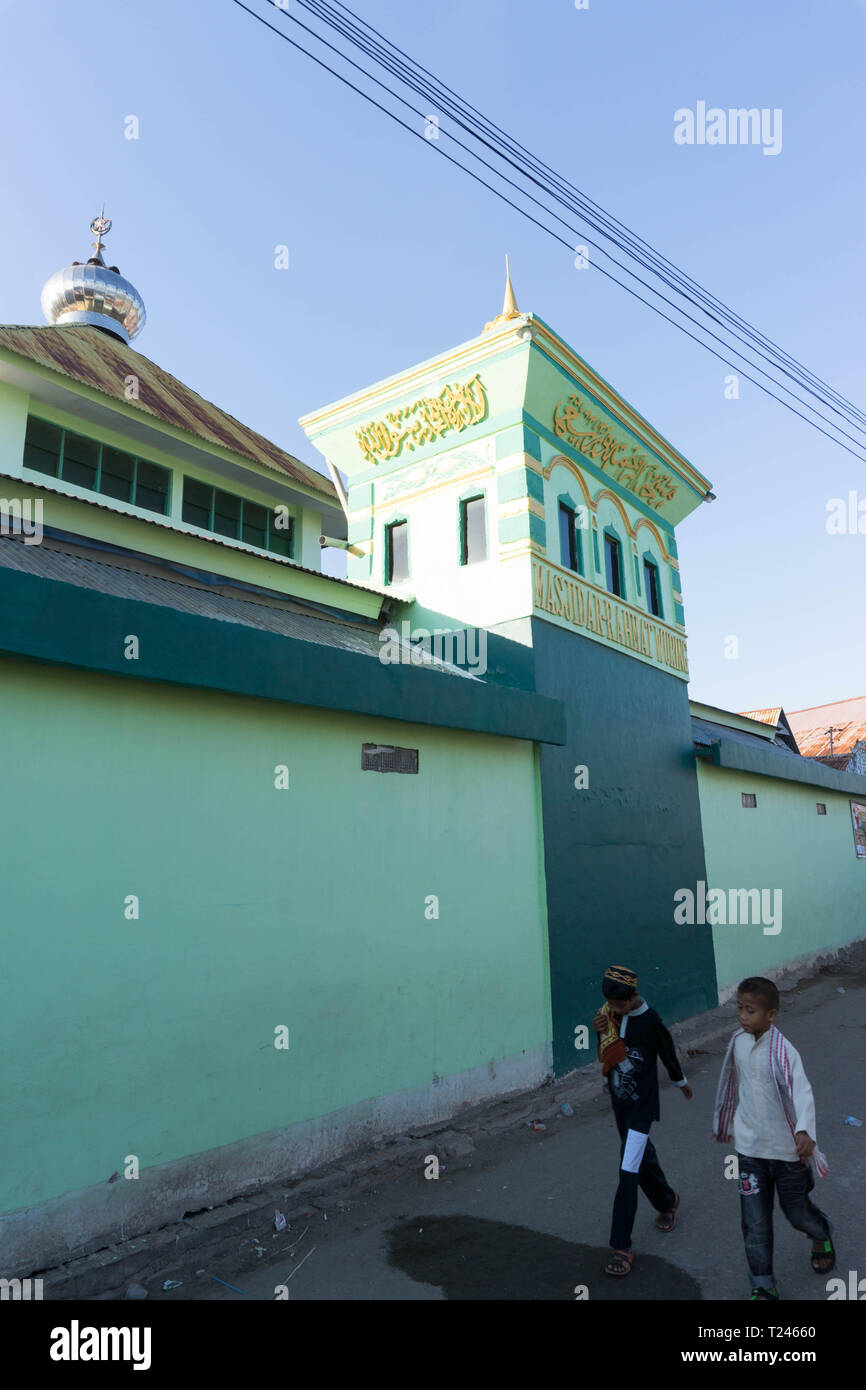 Tre ragazzi va alla moschea dopo la riproduzione di circa Foto Stock