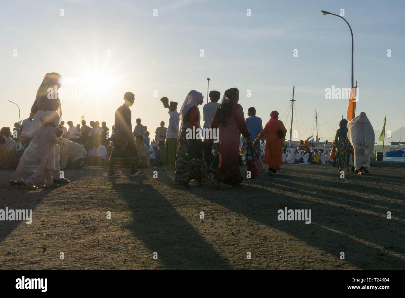 La gente va al porto di fare sholat in mattina a Eid Mubarak giorno Foto Stock