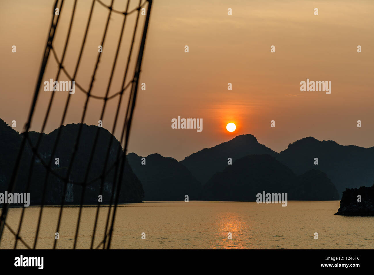 Baia di Halong (la baia di Ha Long) in Vietnam. L'orario del tramonto. Foto Stock