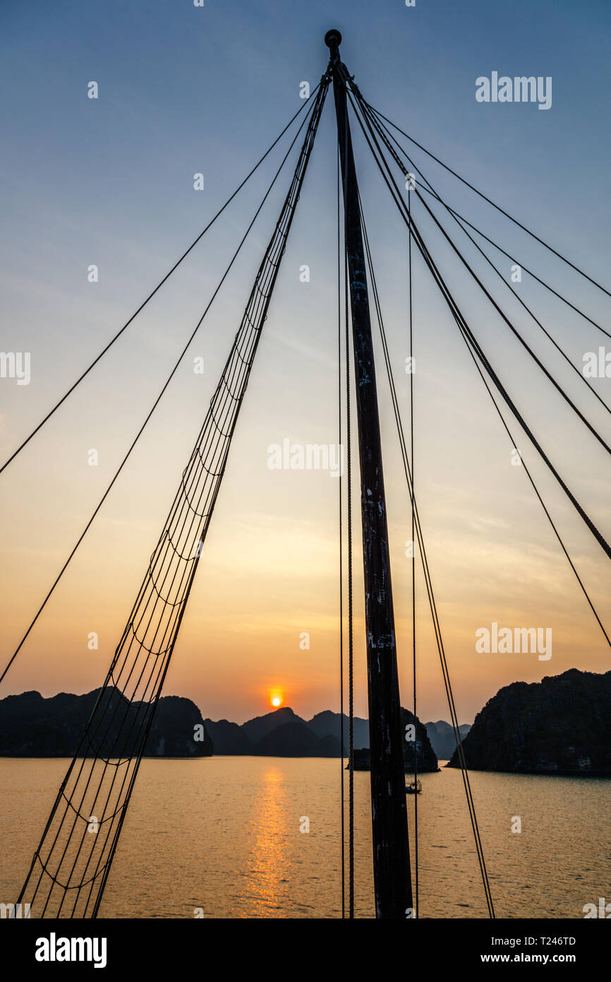 Baia di Halong (la baia di Ha Long) in Vietnam. L'orario del tramonto. Foto Stock