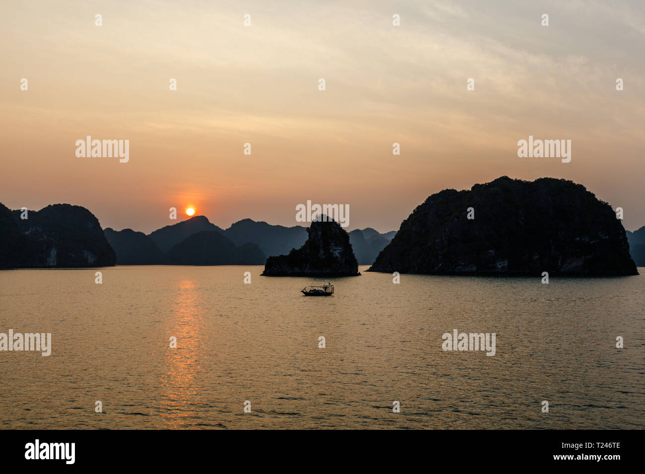 Baia di Halong (la baia di Ha Long) in Vietnam. L'orario del tramonto. Foto Stock