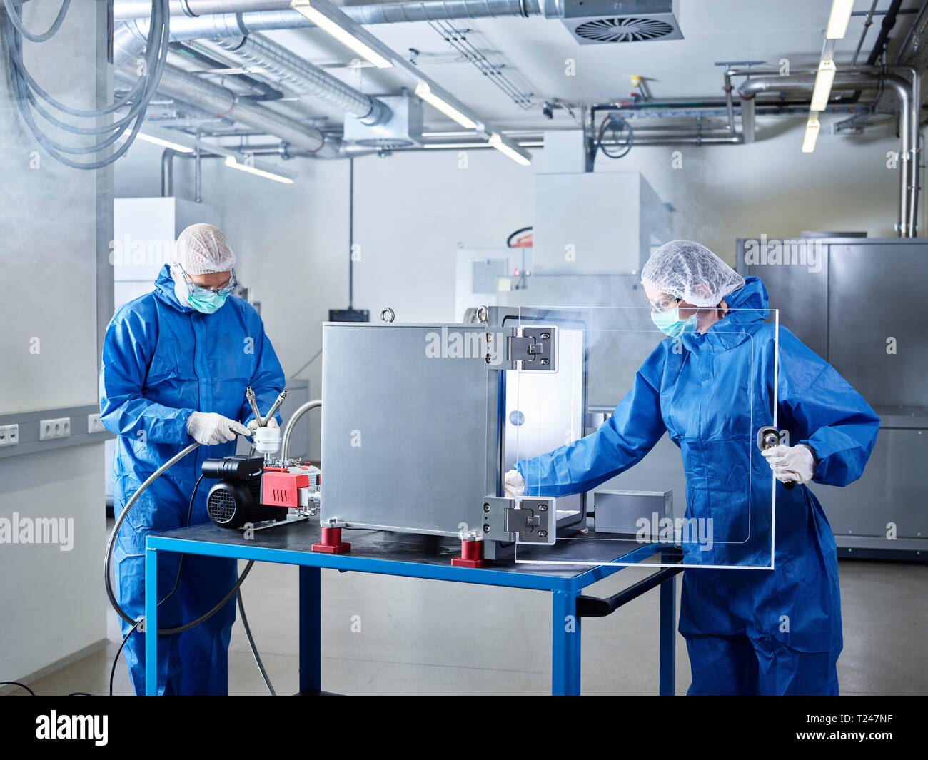 Chimici che lavorano nel laboratorio industriale clean room Foto Stock
