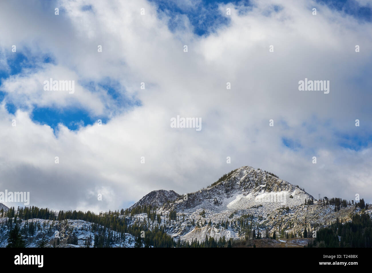 Snow-capped picco di montagna vicino al lago d'argento in Brighton, Utah, Stati Uniti d'America Foto Stock
