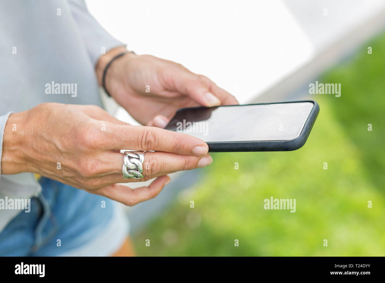 Donna di mani tenendo lo smartphone, close-up Foto Stock