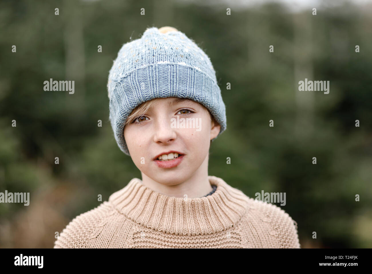 Ritratto di un ragazzo che indossa cappello di lana Foto Stock