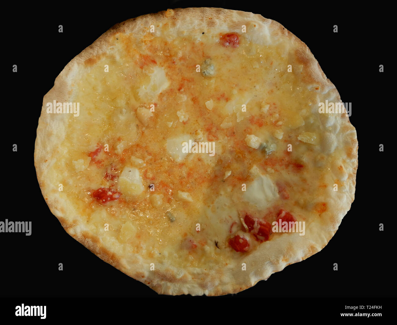 Close up di pizze ai quattro formaggi su sfondo nero Foto Stock