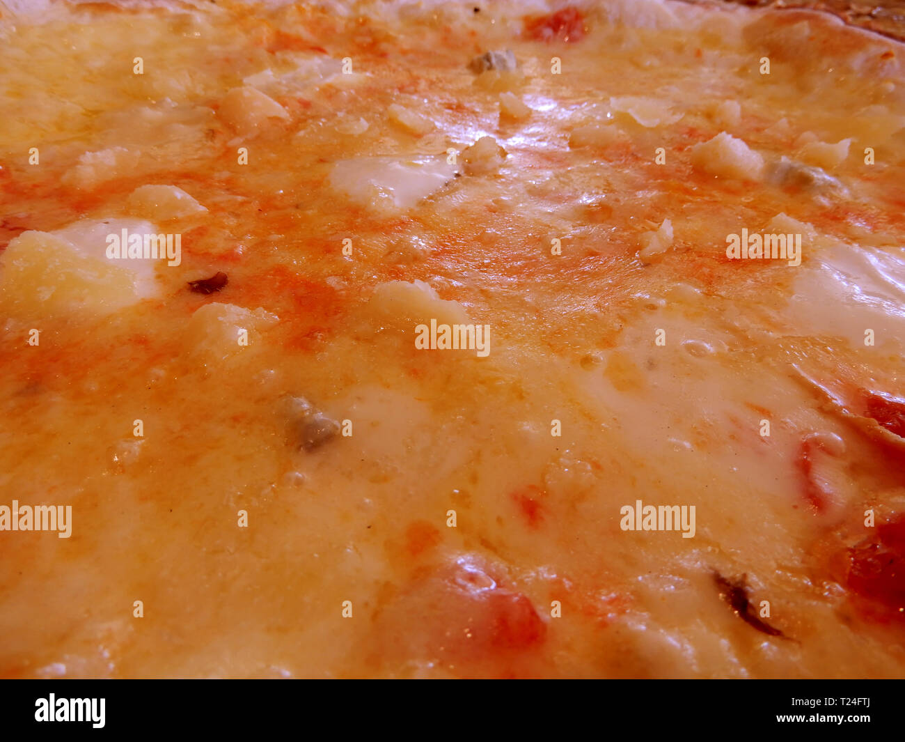 Close up di pizze con quattro formaggi sulla parte superiore Foto Stock