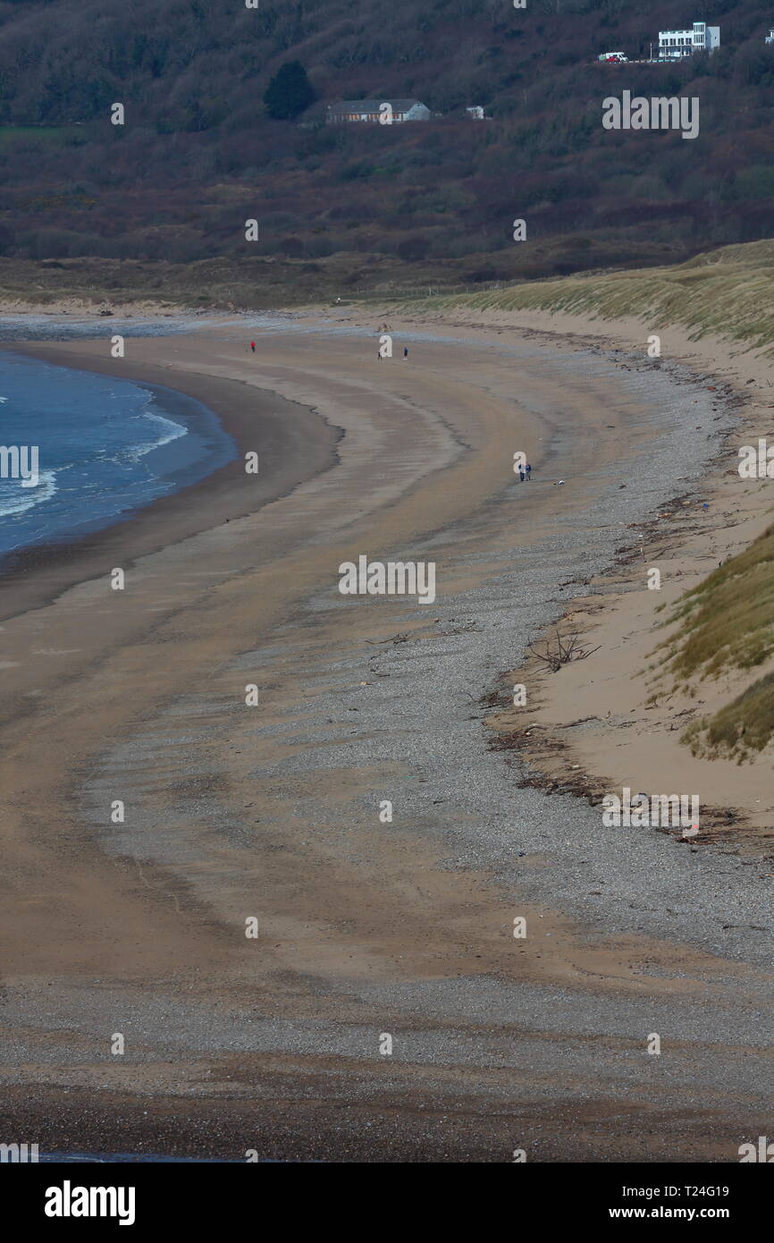 La lunga e splendida baia tra Ogmore dal mare e villaggio di Newton con il ben noto Merthyr Mawr dune di sabbia dove alcuni di Lawrence d'arabia è stato girato. Foto Stock
