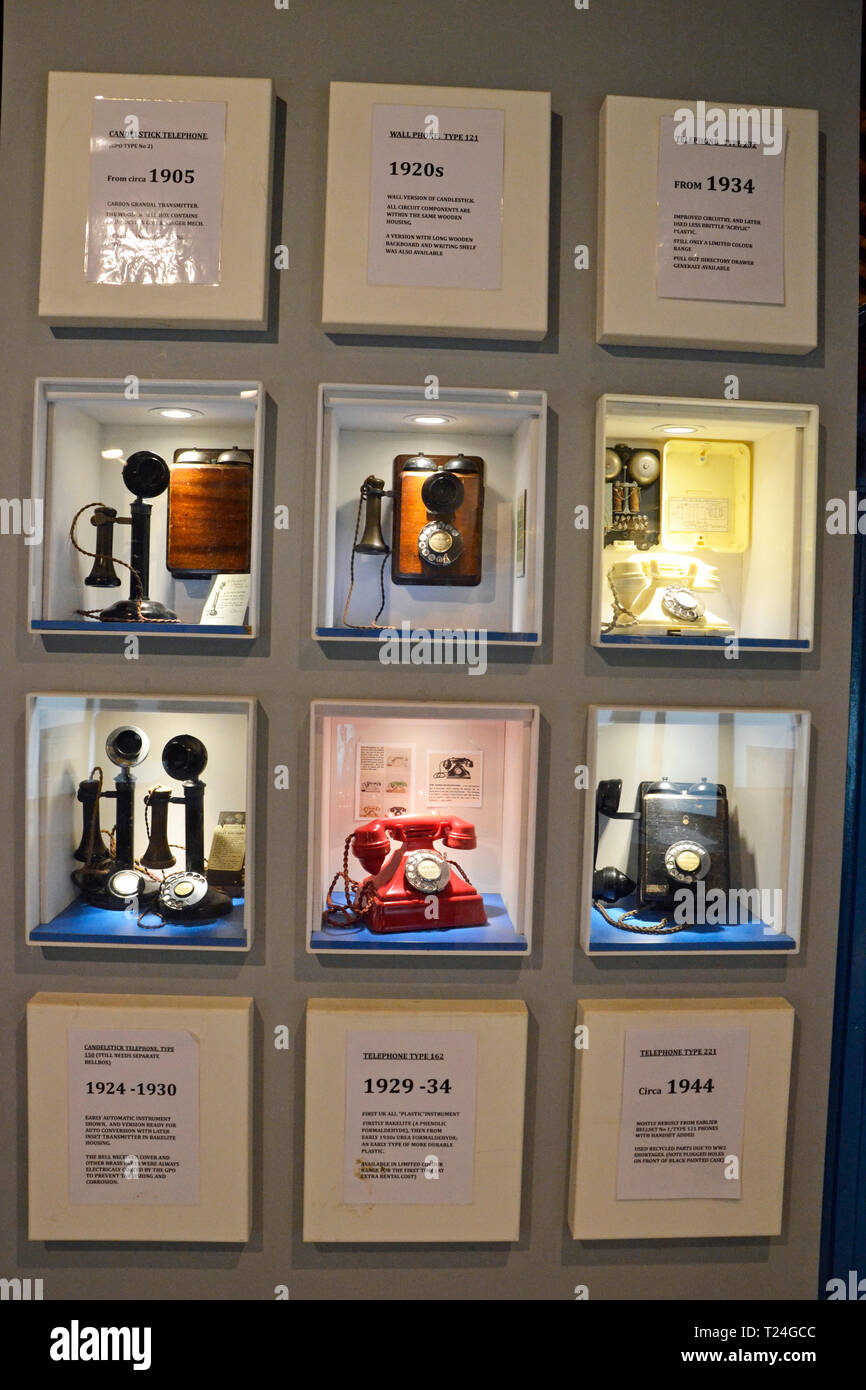Raccolta di telefoni dall'inizio novecento connessi a terra mostra presso il Milton Keynes Museum, Wolverton, Buckinghamshire, UK Foto Stock