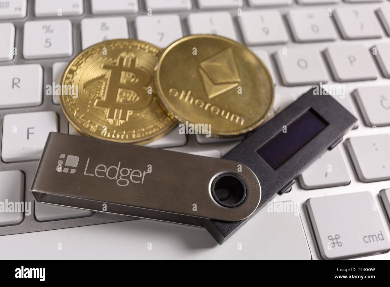 SLOVENIA - 27 dicembre 2018: Ledger portafoglio hardware per cryptocurrency come bitcoin, ethereum e altri Foto Stock