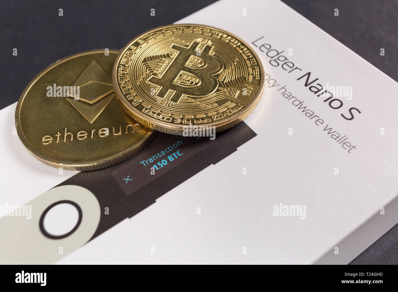 SLOVENIA - 27 dicembre 2018: Ledger portafoglio hardware per cryptocurrency come bitcoin, ethereum e altri Foto Stock