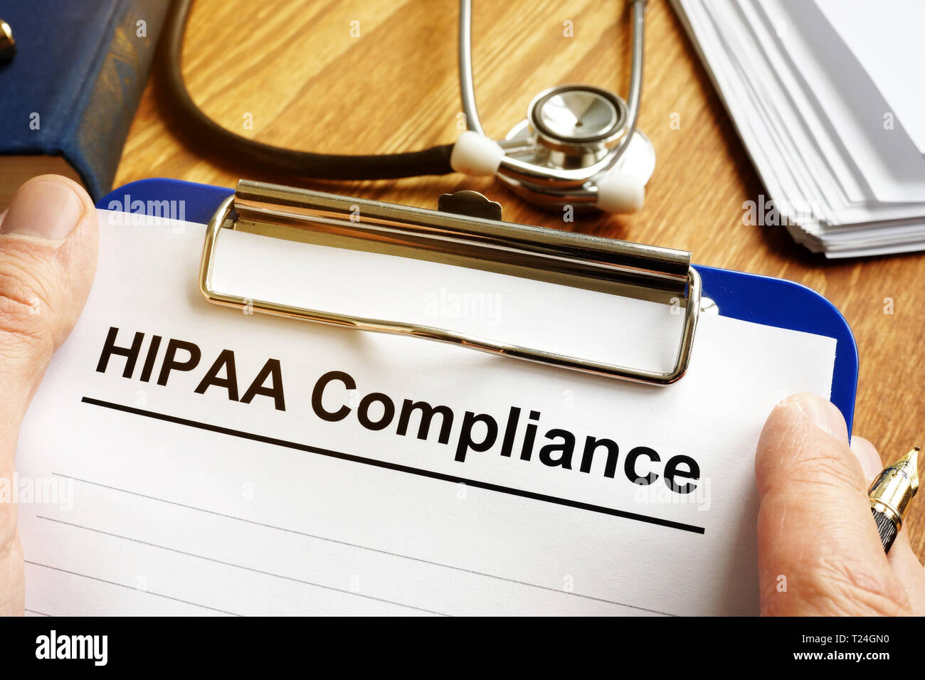 L uomo è in possesso di conformità HIPAA application form. Foto Stock