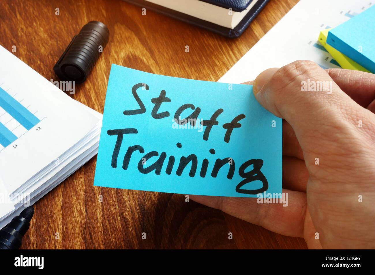 La formazione del personale e il concetto di HR. Scrivania da ufficio con memo stick. Foto Stock