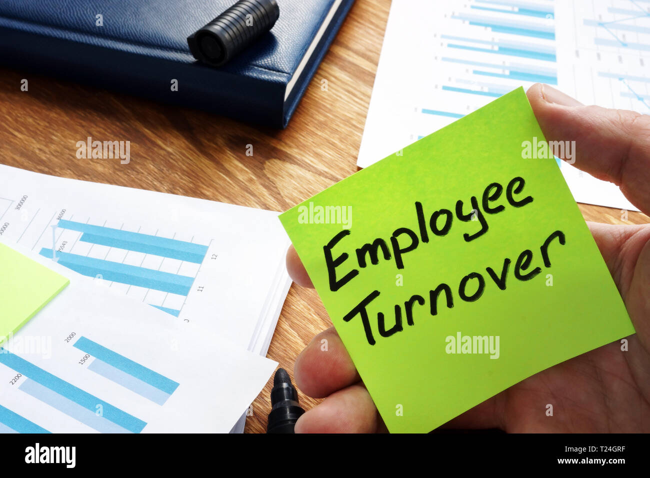 L uomo è in possesso di un memo stick con segno il turnover dei dipendenti. Foto Stock