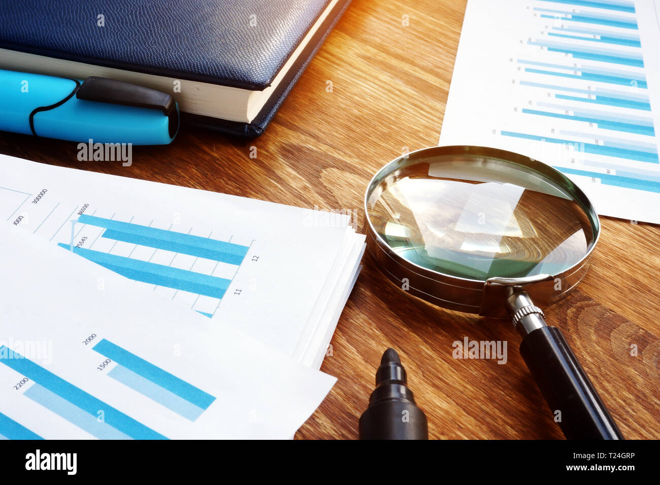 Analisi di mercato concetto. Lente di ingrandimento e business report. Foto Stock