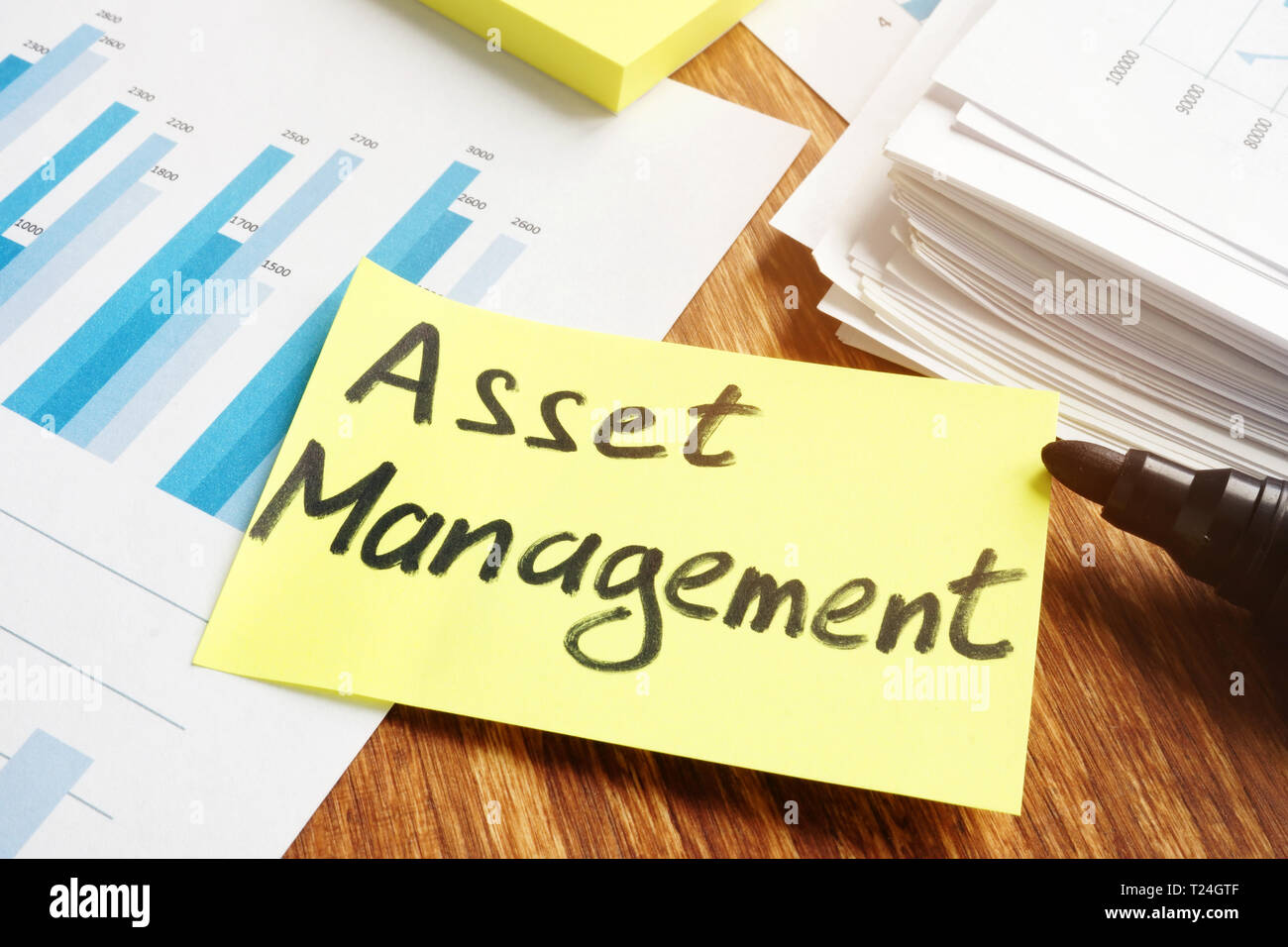 Asset management concept. Pila di documenti commerciali. Foto Stock