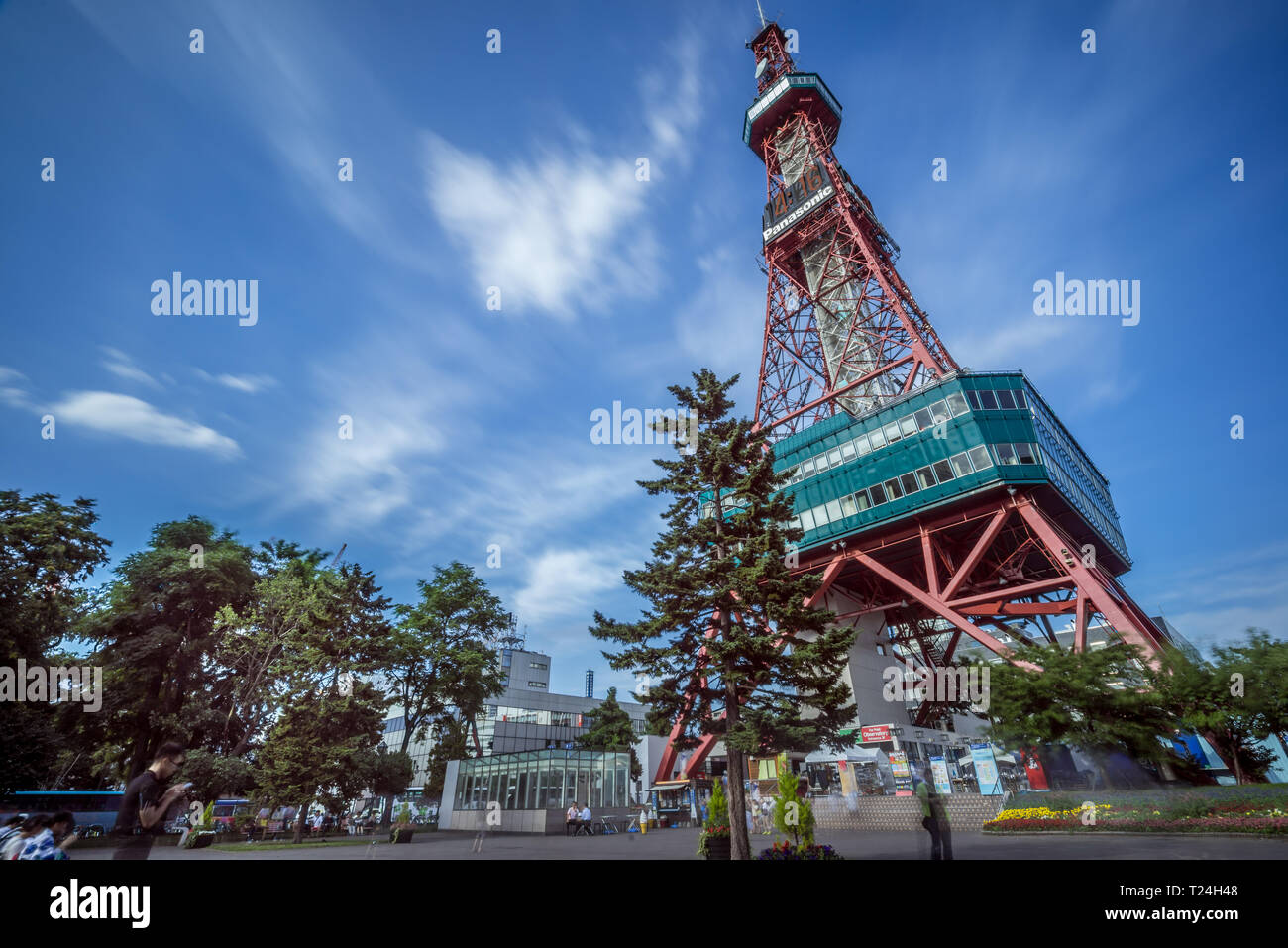 Hokkaido, Agosto 02, 2016. Ampio angolo di visione di Sapporo torre della TV dal Parco Odori con cloud sfocata striature. Foto Stock