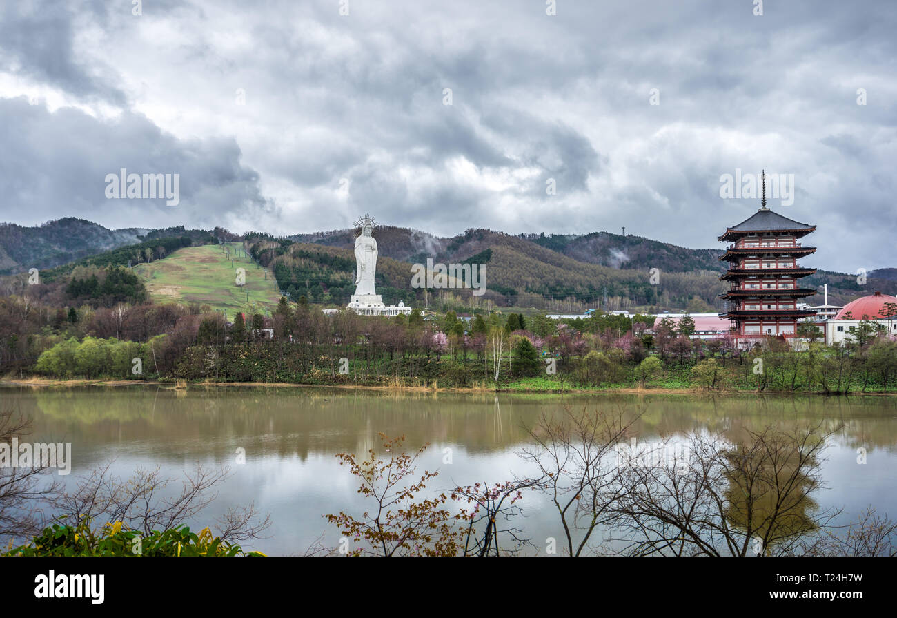 Hokkaido, Giappone. Maggio 05, 2016. Iam di Kannon di Kita no Miyako park. Decimo-statua più alto al mondo. Quando si è aperto nel 1989 fino al 1991, era il tal Foto Stock