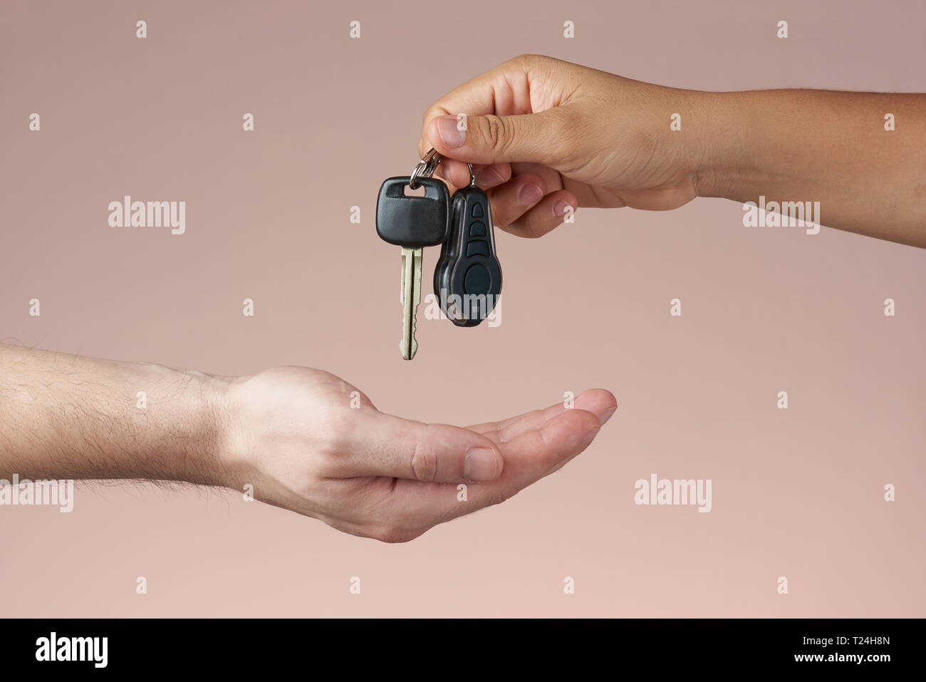 Mano riceve le chiavi dell'auto. Ricevere o dare le chiavi dell'auto. Acquisto e vendita di concetto. Noleggio auto e concetto. Foto Stock