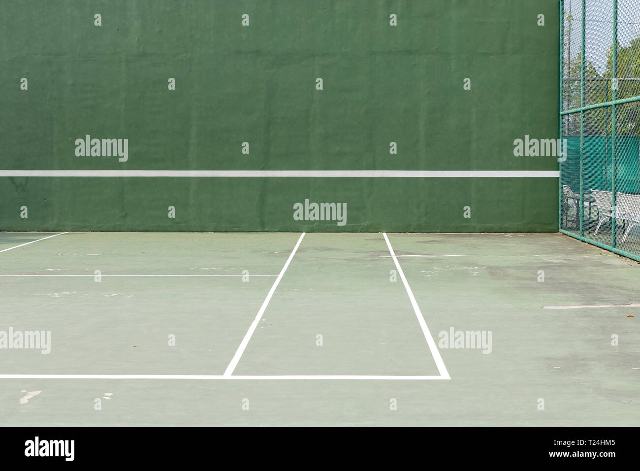 Campo da tennis esterno e verde scheda di detonazione con righe bianche per  la pratica personale Foto stock - Alamy