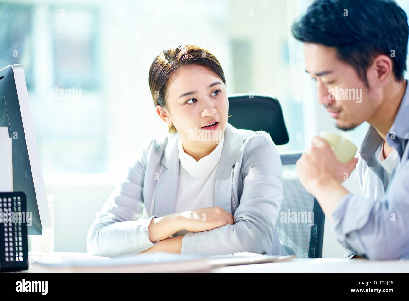Asian imprenditore e imprenditrice lavorando insieme in ufficio a discutere di business plan. Foto Stock