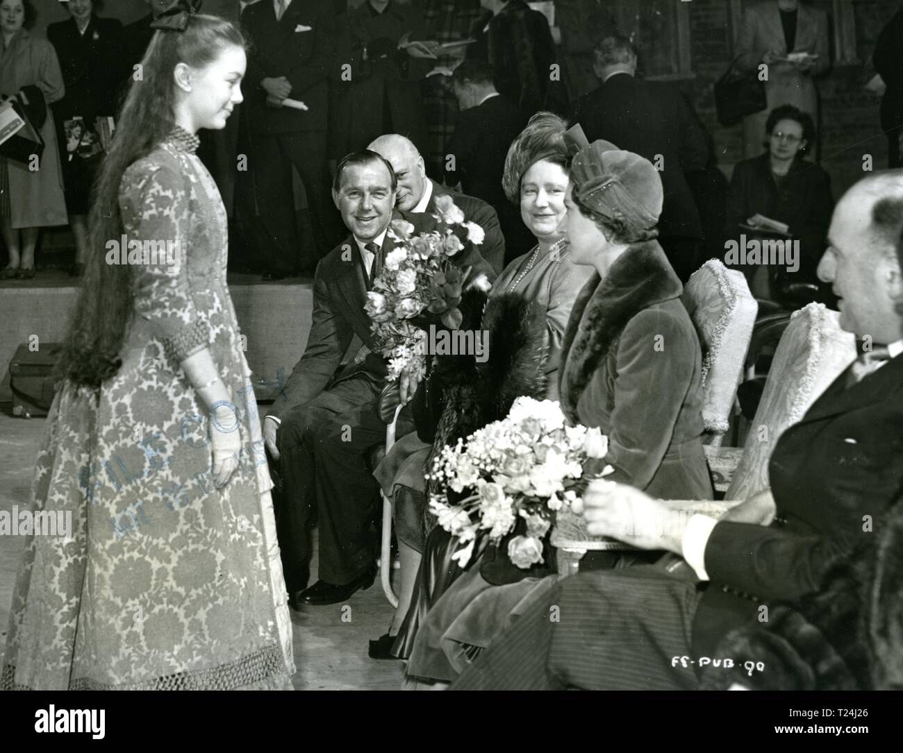 Queen Elizabeth (più tardi la regina madre e la principessa Margaret sul set di Magic Box presentato con fiori da Janette Scott a Ealing Studios in 1951 Data: 1951 Foto Stock