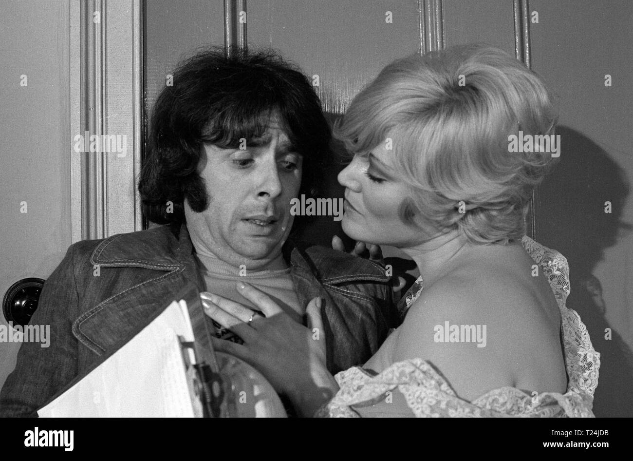 Uomo di casa (1974) Richard O'Sullivan, Andrea Lawrence, Data: 1974 Foto Stock