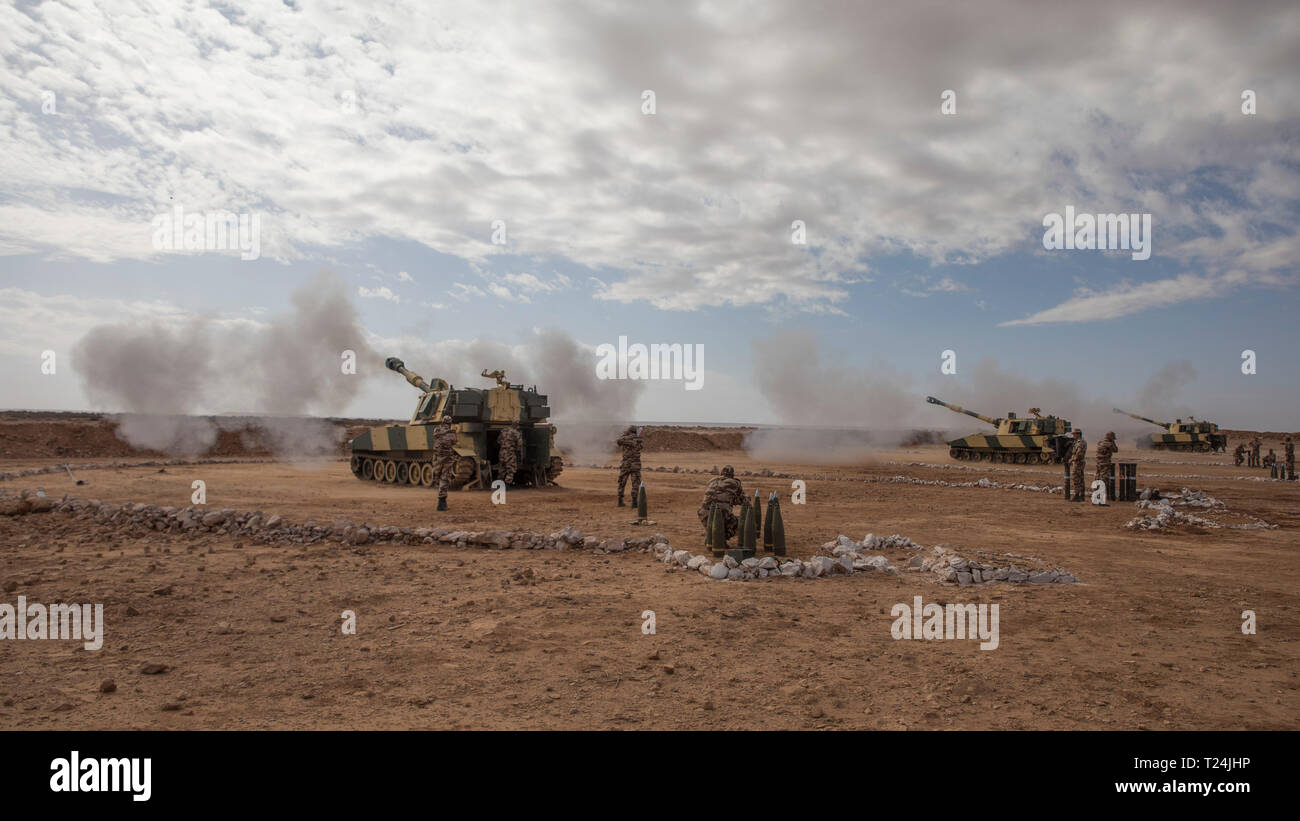 I membri del reale marocchino forze armate dimostrare i metodi di formazione con M109A5 obici per i soldati della Utah guardia nazionale del primo battaglione, 145Campo reggimento di artiglieria; Idaho National Guard del primo battaglione, 148th campo reggimenti di artiglieria; e 1° Battaglione, campo 320reggimento di artiglieria, 2° Brigata Team di combattimento, 101st Airborne Division, durante l'esercizio African Lion 2019, vicino a Tan Tan, Marocco, Marzo 26, 2019. Questo esercizio annuale è un combinato- multi-evento nazionale focalizzata sul miglioramento della comprensione reciproca pur dimostrando il forte legame tra le nazioni " le forze armate. Foto Stock