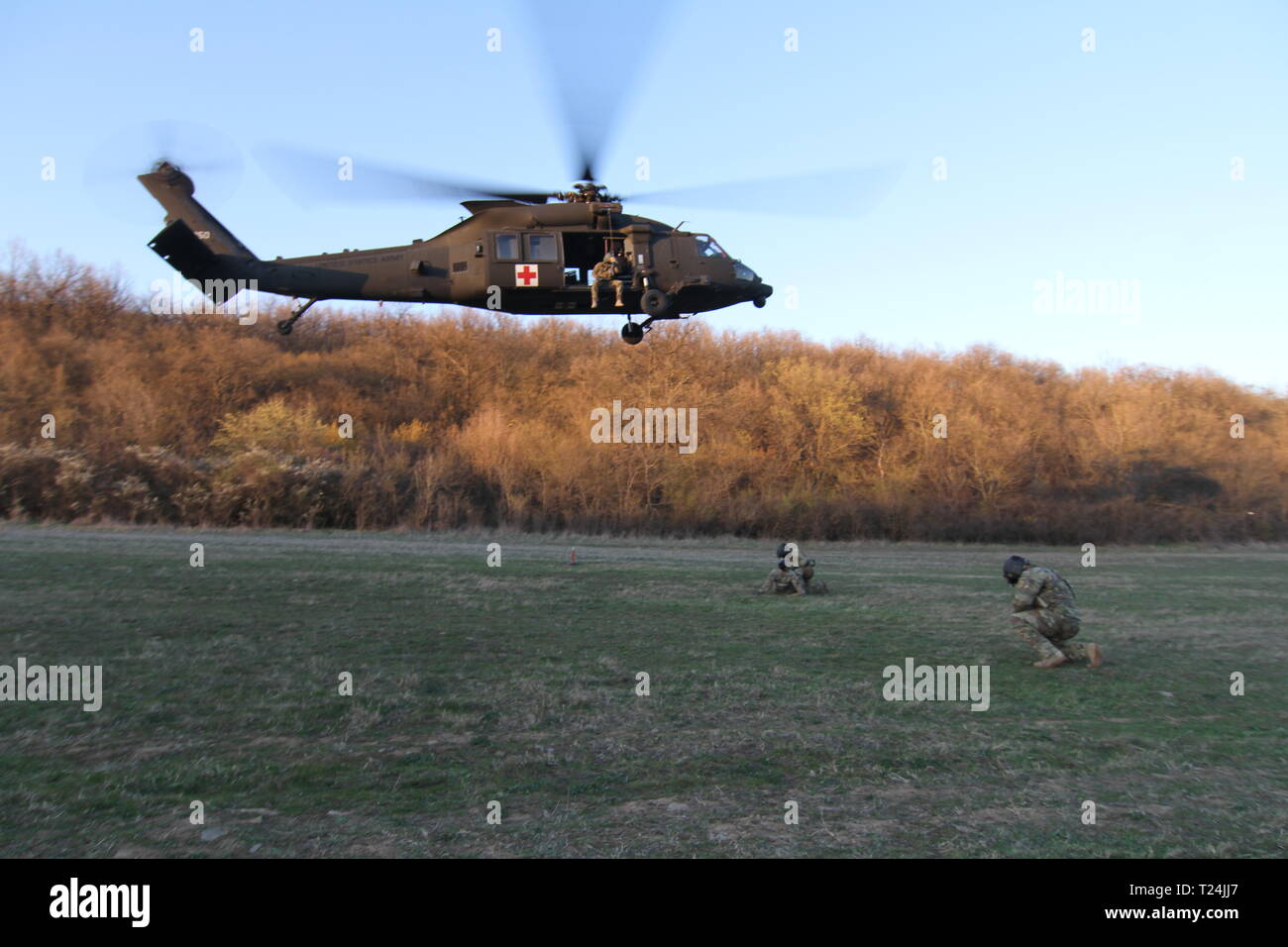 Stati Uniti Army combat medics assegnato al primo battaglione, sedicesimo Reggimento di Fanteria, 1° Brigata corazzate contro la squadra, 1a divisione di fanteria e volo i medici assegnati al 3° Battaglione, 1° Reggimento di aviazione, 1a combattere la Brigata Aerea, 1a divisione di fanteria in base fuori di Fort Riley, Kansas condotta paranco formazione in congiunzione con evacuazione medica formazione a Novo Selo campo di addestramento, Bulgaria, 28 marzo 2019. Il 1-16 e 3-1 vengono implementate per la Bulgaria e la Romania come parte di una forza di rotazione a sostegno dell'Atlantico risolvere la missione. (U.S. Foto dell'esercito da Capt. Christopher L. Sikich) Foto Stock