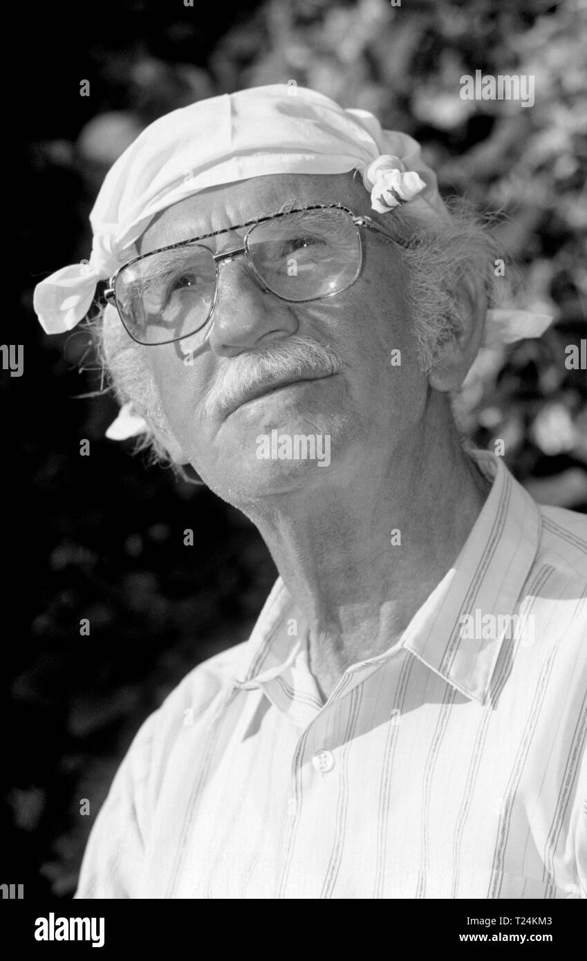 Uomo anziano che indossa un fazzoletto legato in quattro angoli sulla sua testa come un cappello per il sole Foto Stock