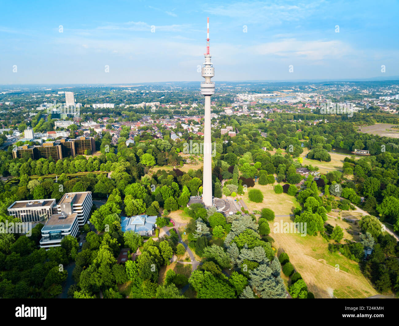 Florianturm o Florian Torre torre delle telecomunicazioni e il Westfalenpark di Dortmund in Germania Foto Stock