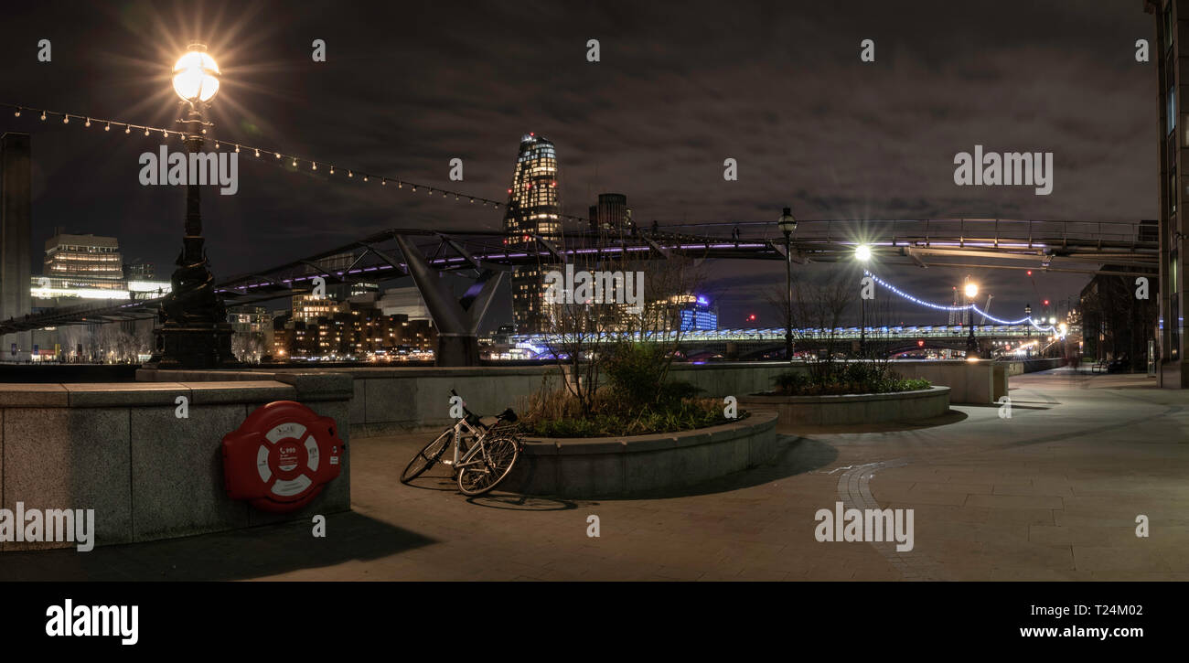 Millennium bridge nella zona centrale di Londra nelle vicinanze Riverside Foto Stock