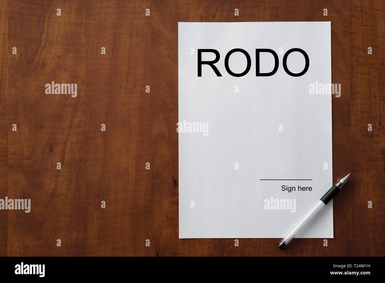 RODO - Rozporzadzenie Ogolne o Ochronie Danych Osobowych è Unione europea Norme di sicurezza. Foglio di carta bianca sulla scrivania di legno con la penna. Vuoto Foto Stock