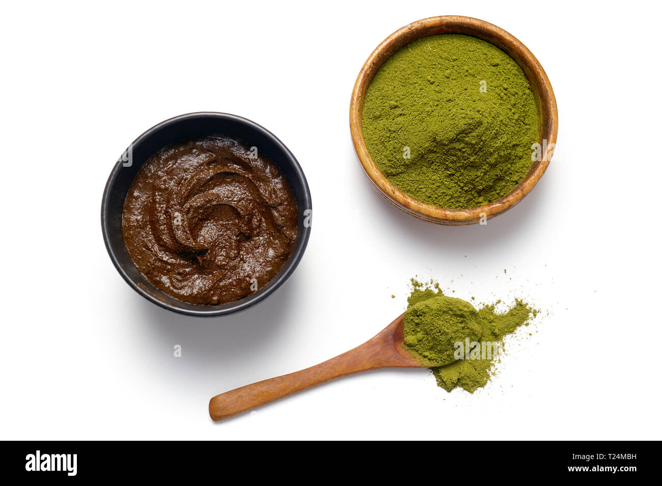 Henna a base di erbe in polvere e pasta di hennè su sfondo bianco. Foto Stock