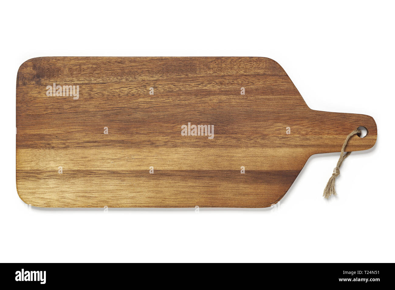 Tagliere di legno con una stringa su sfondo bianco Foto Stock