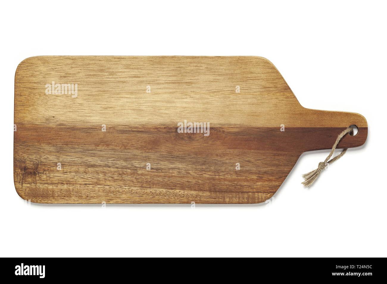 Tagliere di legno con una stringa su sfondo bianco Foto Stock