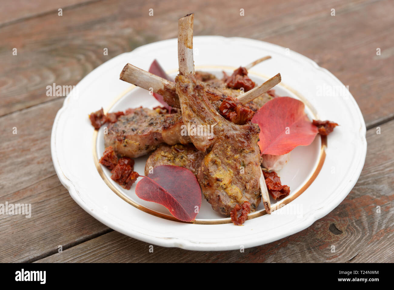 Grigliata di carré di agnello guarnito con foglie di autunno, creativa cucina di stagione Foto Stock