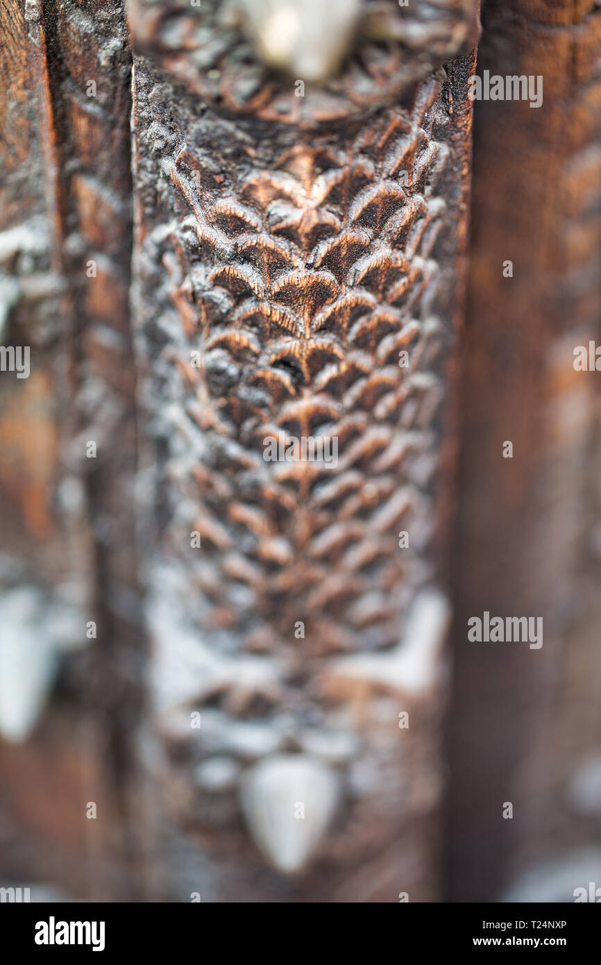 Vecchia maniglia della porta di legno con intarsi di dettaglio. Foto Stock