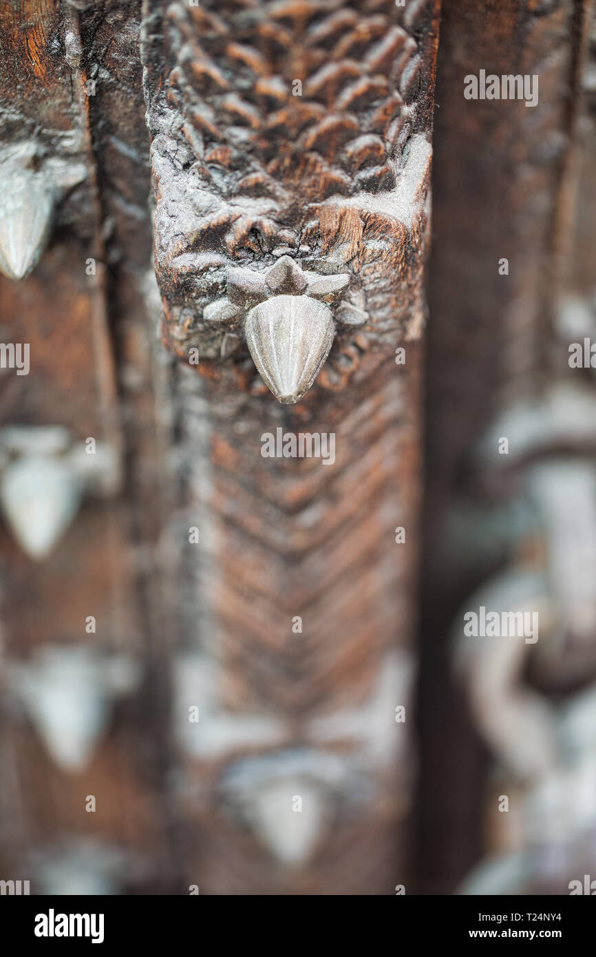 Vecchia maniglia della porta di legno con metallo di picco e sculture di dettaglio Foto Stock