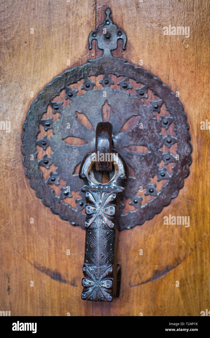 Dritto porta metallica respingente con forma a farfalla design Foto Stock